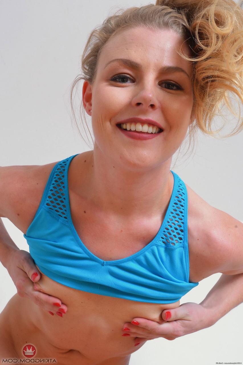 20P A flexível americana Nicole Clitman perde suas roupas esportivas e mostra seus buracos rosa