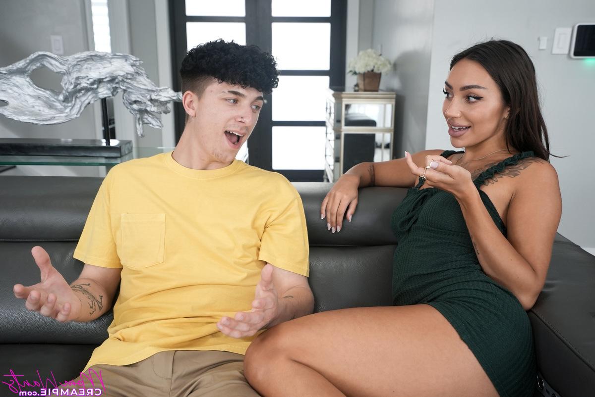 16P La brune Sisi Rose séduit son beau-fils avant de le baiser sur un lit.
