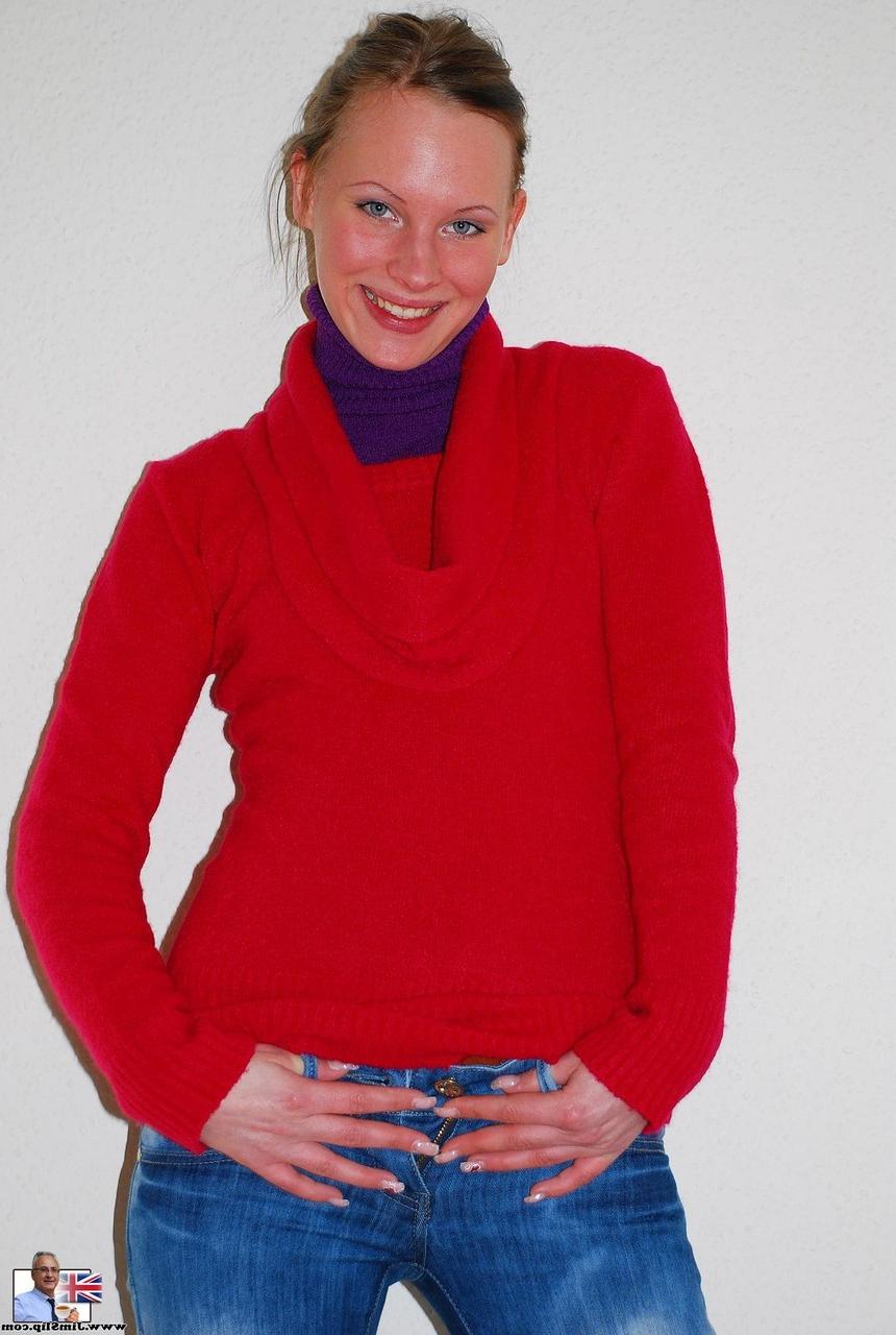 18P Gita Blonde, jeune à queue de cochon, pose en bas rouges et en bottes hautes.