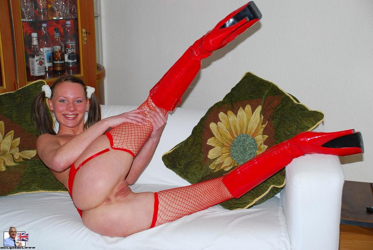 18P Gita Blonde, jeune à queue de cochon, pose en bas rouges et en bottes hautes.