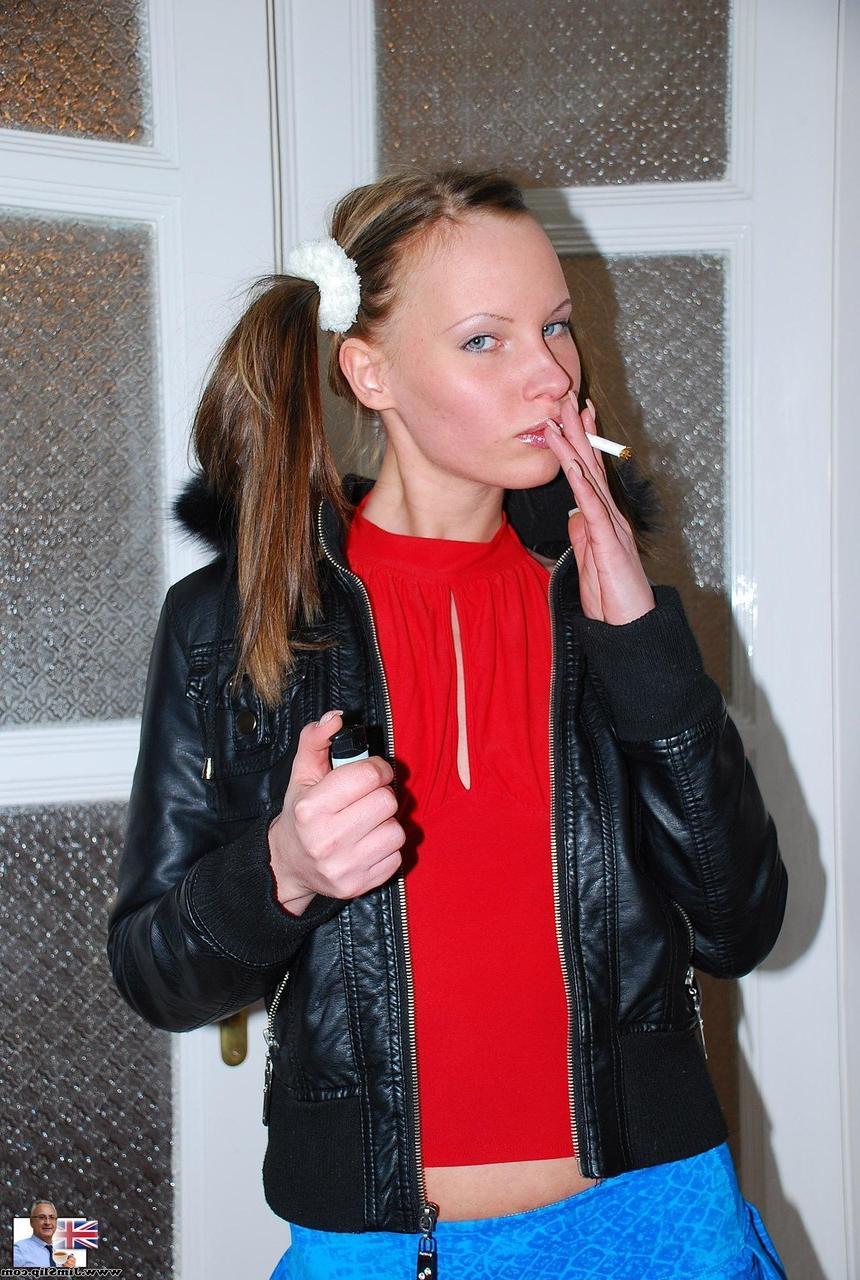 18P Gita Blonde, jeune à queue de cochon, pose en bas rouges et en bottes hautes.