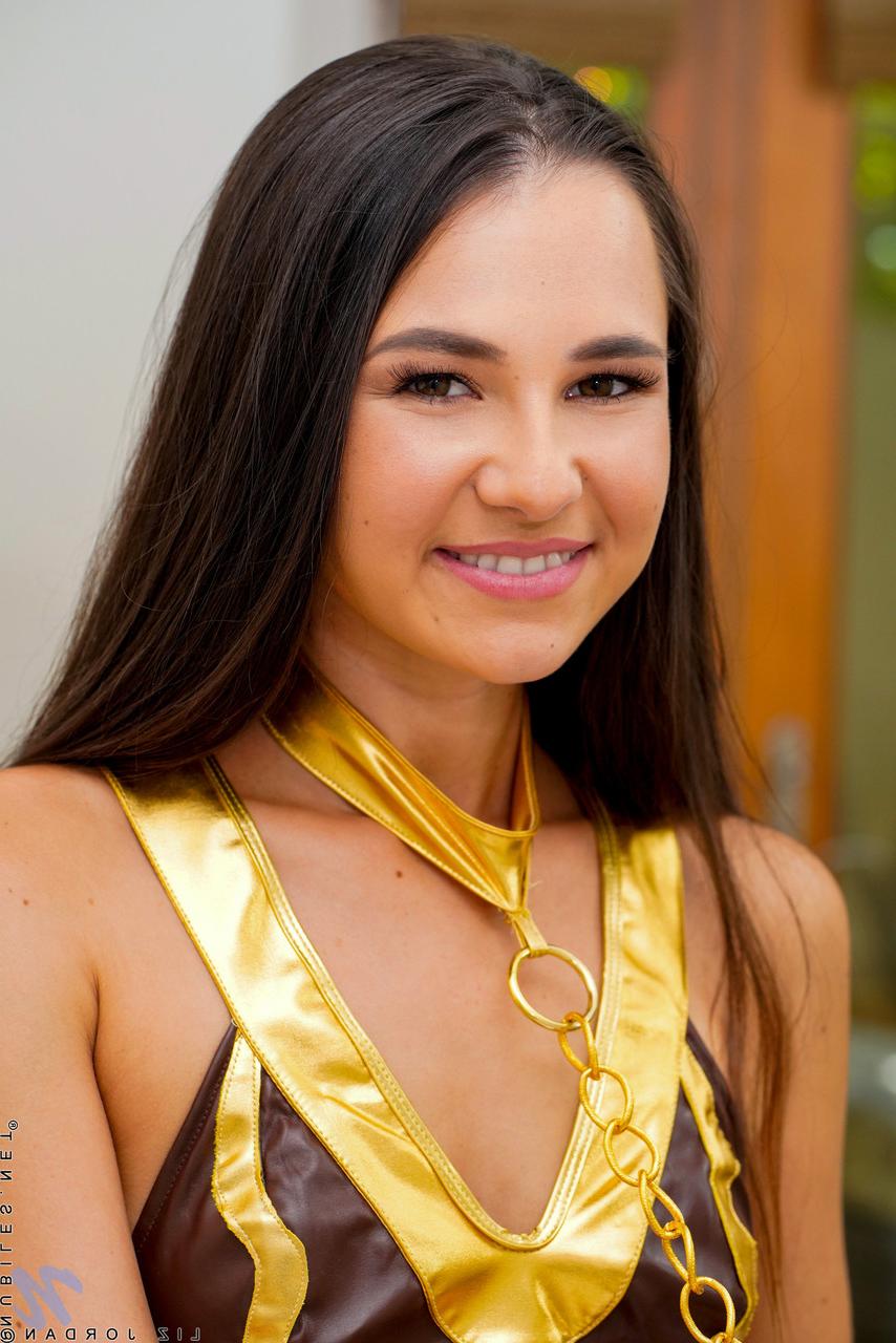 20P A doce princesa adolescente Liz Jordan revela seus peitos e esfrega seu buraco de foda