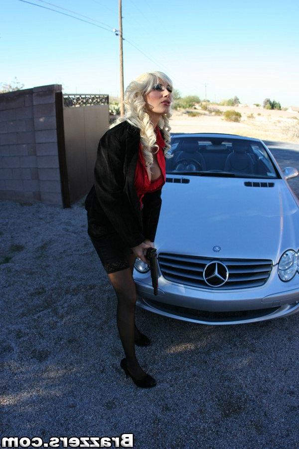 20P A peituda Puma Swede dirige seu cabriolet para pegar alguns garotos maus
