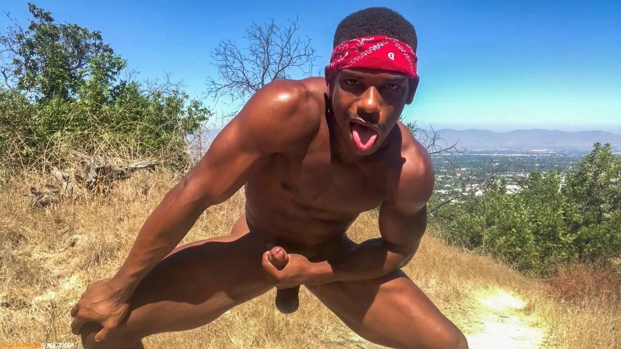 20P Le superbe gay noir Adrian Hart exhibe son énorme bite et ses muscles chauds à l'extérieur