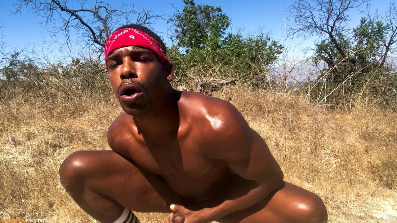 20P Le superbe gay noir Adrian Hart exhibe son énorme bite et ses muscles chauds à l'extérieur
