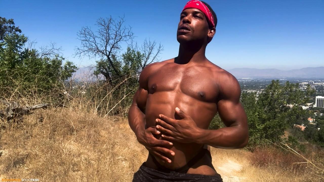20P Le superbe gay noir Adrian Hart exhibe son énorme bite et ses muscles chauds à l'extérieur