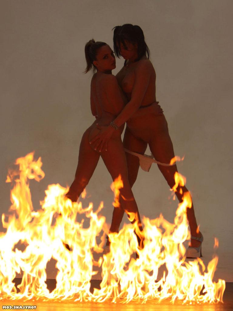 15P Tory Lane et sa petite amie lesbienne se mettent nues devant les flammes.