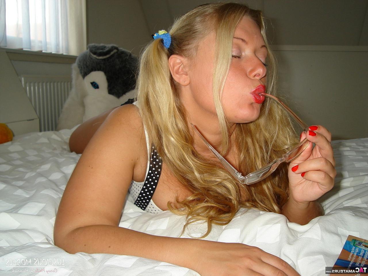 16P Die süße Blondine Curvy Meile nimmt ihre Brille ab, bevor sie ihre Titten und ihre Möse zeigt