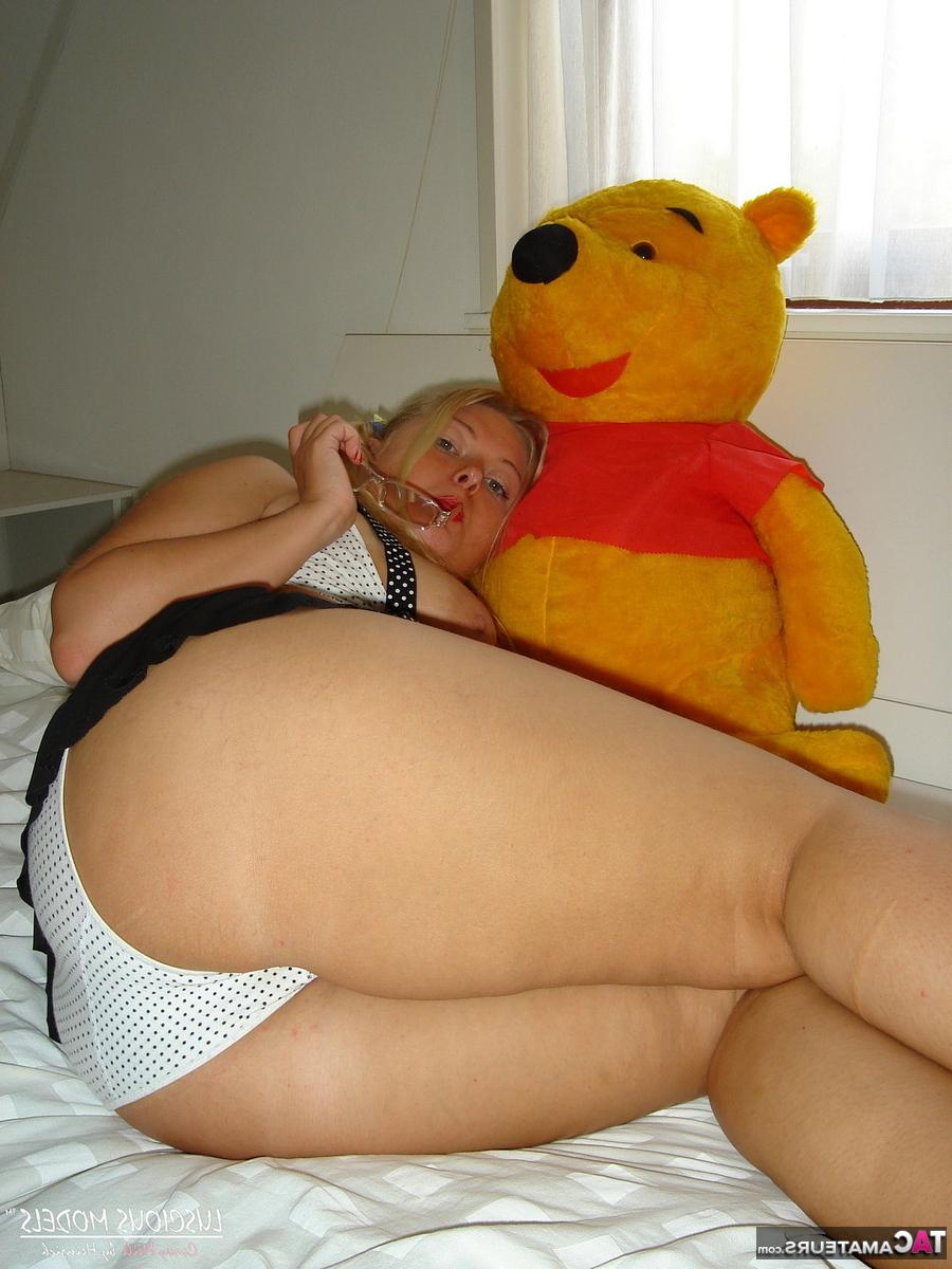 16P Die süße Blondine Curvy Meile nimmt ihre Brille ab, bevor sie ihre Titten und ihre Möse zeigt