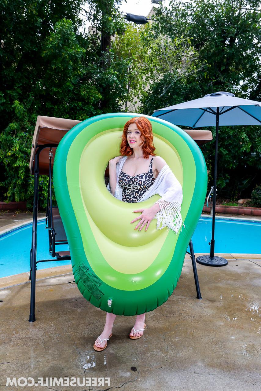 20P Die rothaarige PAWG Ariel Darling wird in einem Dreier gefickt und ins Gesicht gespritzt