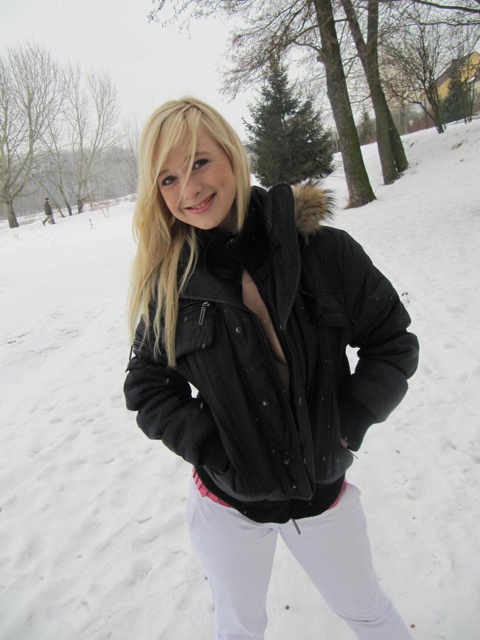 20P La guapa rubia Tonya muestra sus grandes tetas y su culo caliente al aire libre