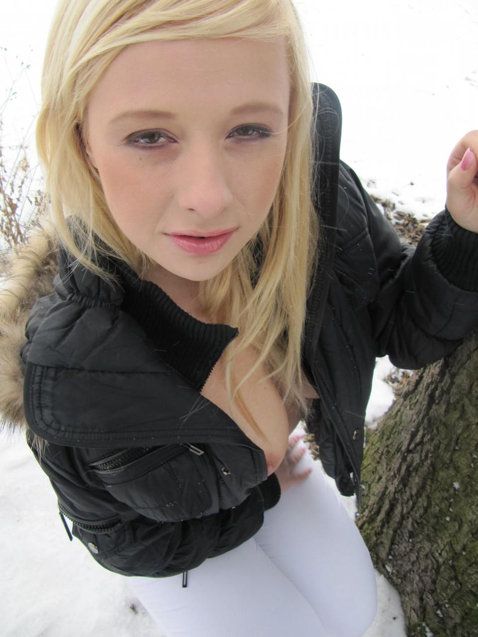 20P La guapa rubia Tonya muestra sus grandes tetas y su culo caliente al aire libre