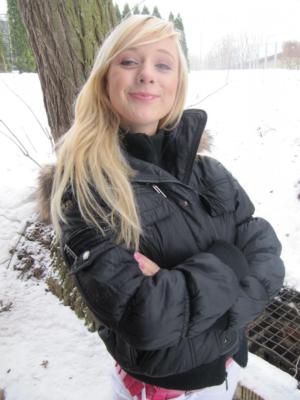 20P La guapa rubia Tonya muestra sus grandes tetas y su culo caliente al aire libre