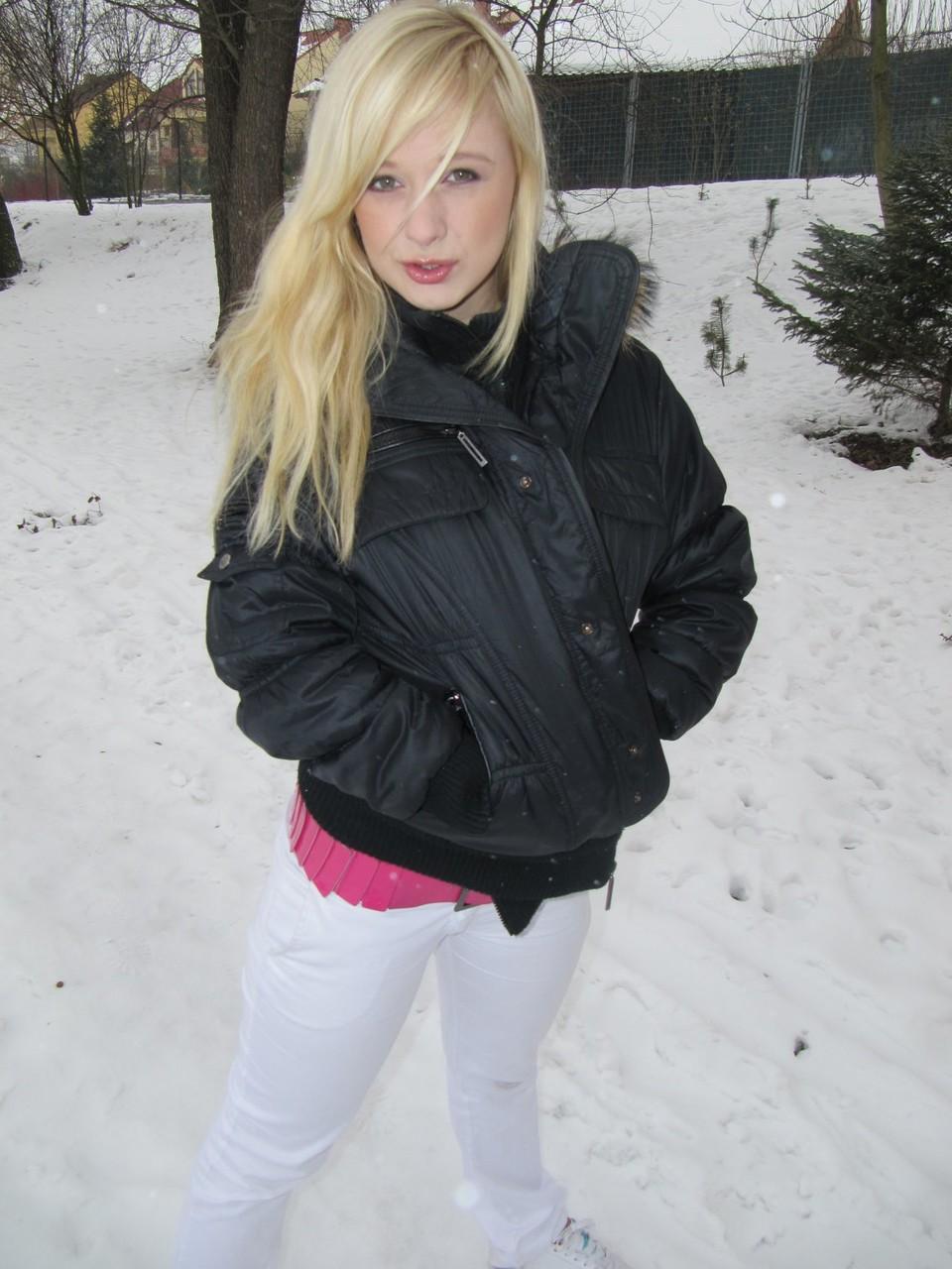 20P La guapa rubia Tonya muestra sus grandes tetas y su culo caliente al aire libre