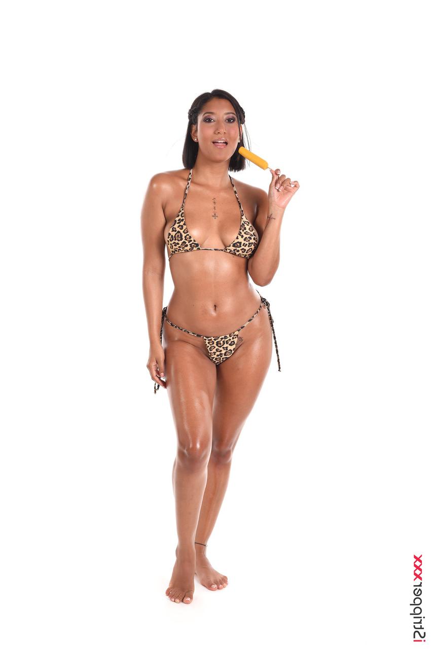 15P A morena gostosa Alika Penagos tira o biquíni enquanto come um picolé