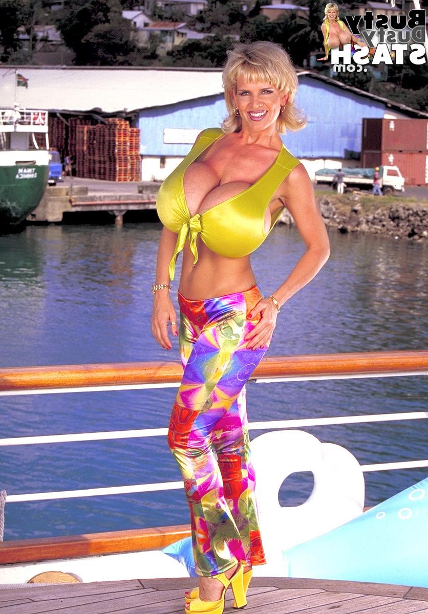 16P A famosa pornstar Busty Dusty libera seus peitos gigantes no cais