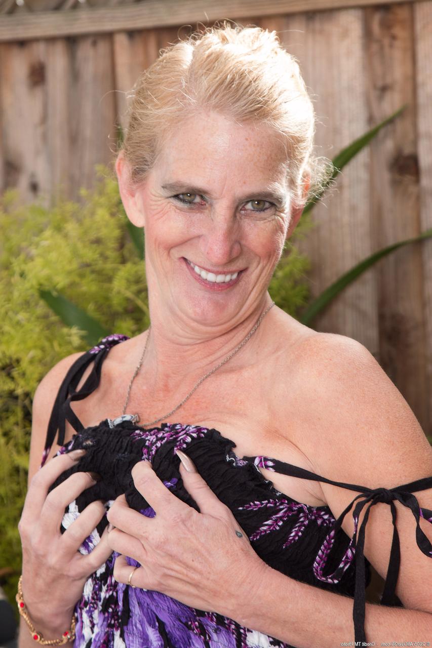 20P La abuela rubia Ray Lynn abre su agujero del amor después de revelar sus grandes tetas