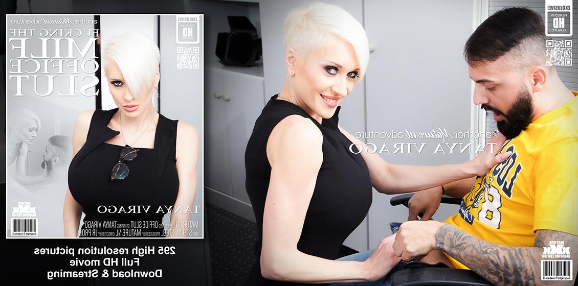 11P Die ältere Dame mit kurzen blonden Haaren, Tanya Virago, bumst einen Jungen in ihrer Küche