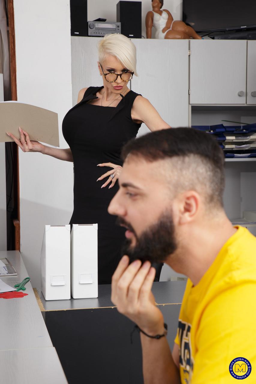 11P Die ältere Dame mit kurzen blonden Haaren, Tanya Virago, bumst einen Jungen in ihrer Küche