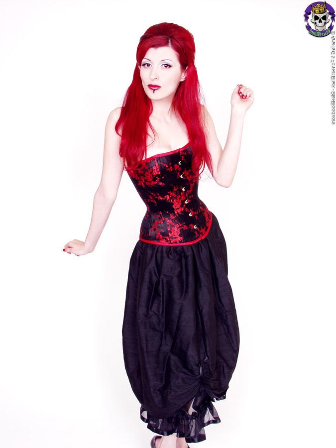 15P Yolanda, une fille gothique, enlève sa jupe longue tout en portant un corset et des talons.