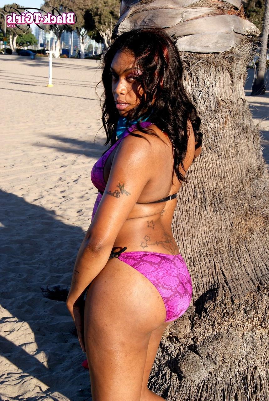 16P Tgirl Cinnamon exibe seu grande saque e enorme pau preto de salto alto