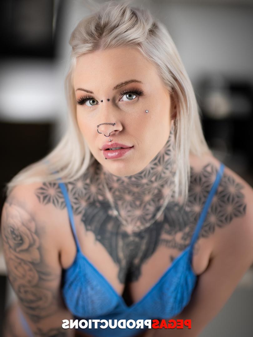 20P La bella tatuada Princess 69 y la muñeca de ébano Cherry Glazed se desnudan y posan