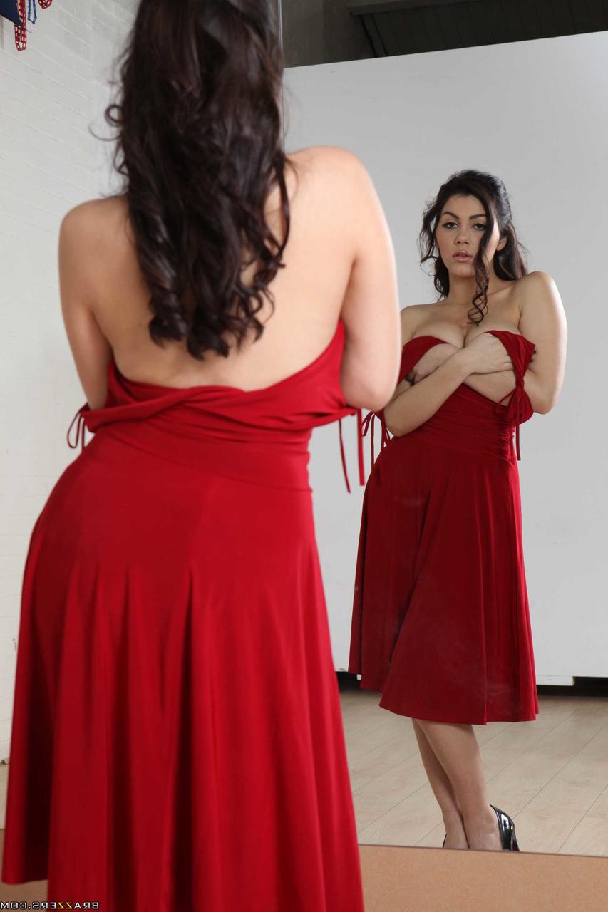 20P A linda dançarina Valentina Nappi descobre seios naturais se espalhando no estúdio