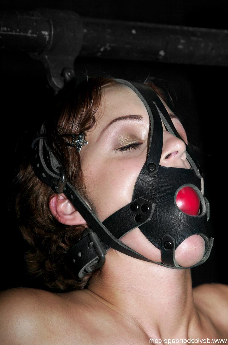 20P La brune nue Alexa Von Tess se fait punir avec un vibromasseur dans un bondage métallique.