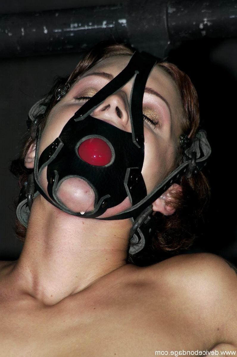 20P La brune nue Alexa Von Tess se fait punir avec un vibromasseur dans un bondage métallique.
