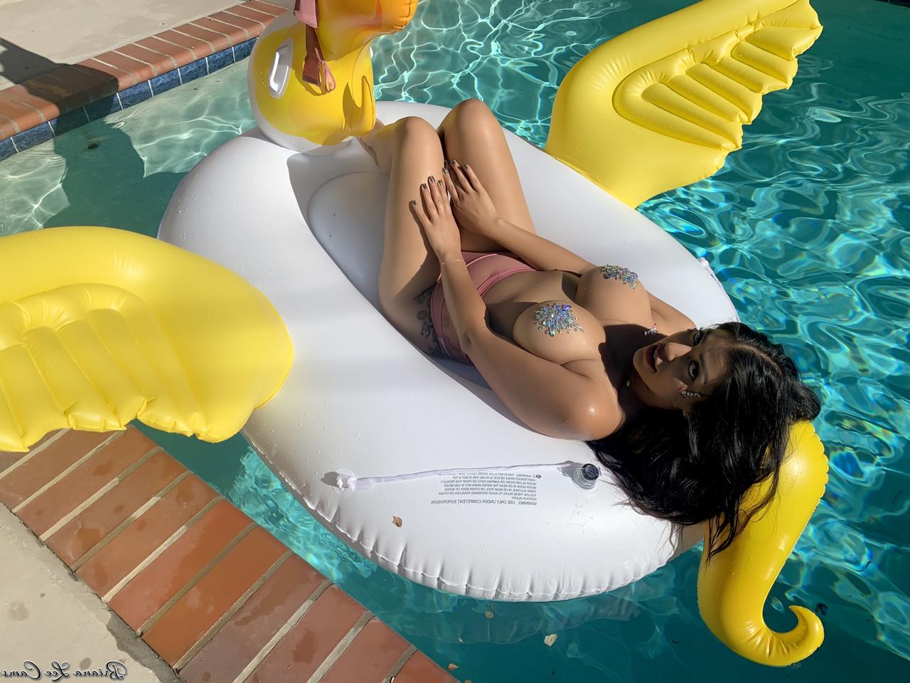 15P Morena Sexy MILF Briana Lee tirando a roupa e se masturbando na piscina