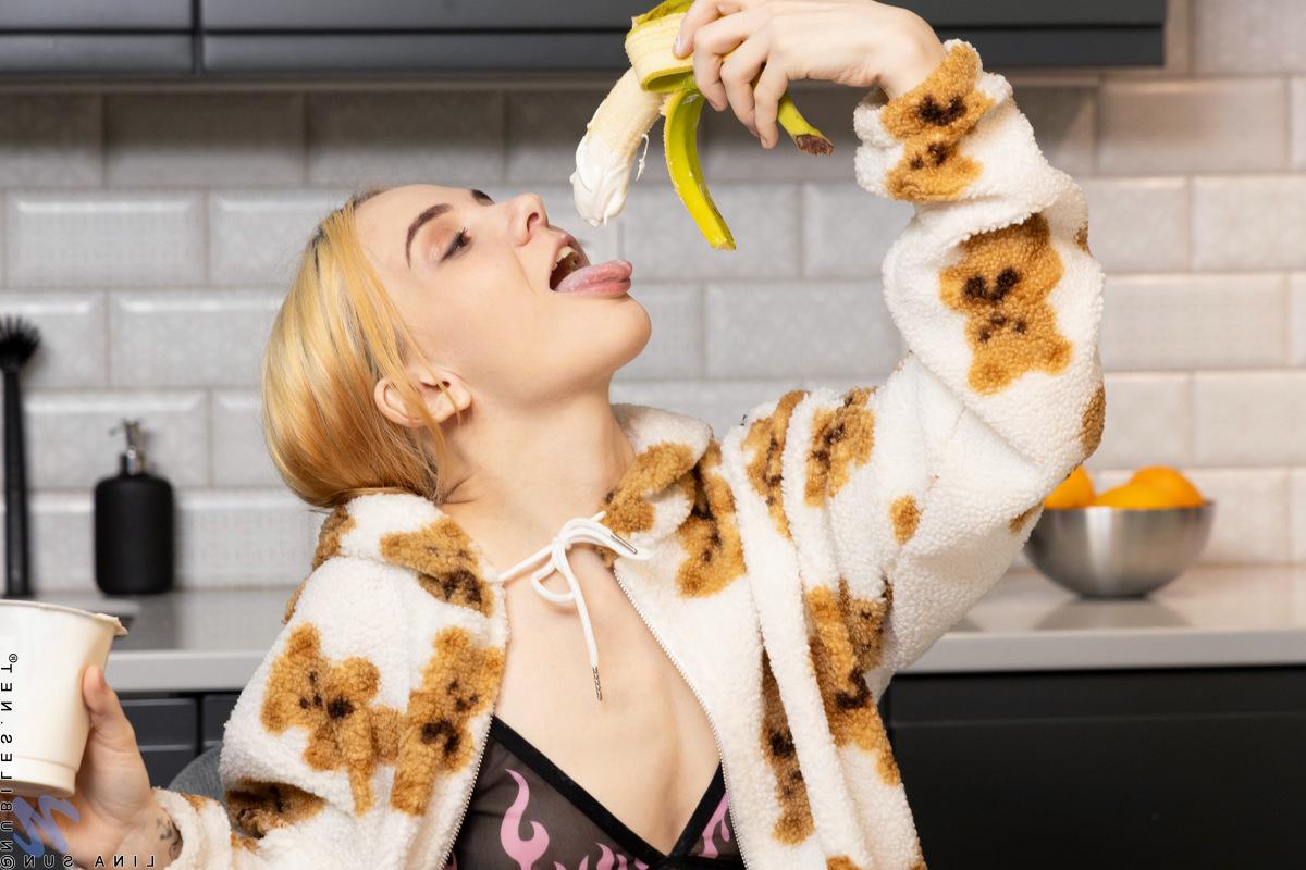 16P A linda adolescente loira Lina Sun come uma banana enquanto fica nua