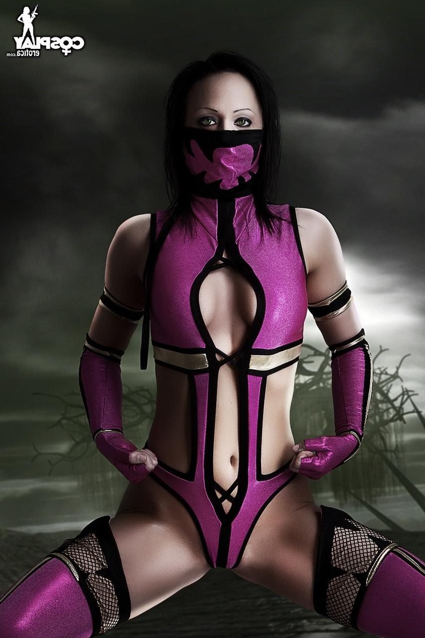 12P Brünette Cosplayerin zieht ihr Outfit mit Strumpfwaren und Armstrümpfen sowie einer Maske aus