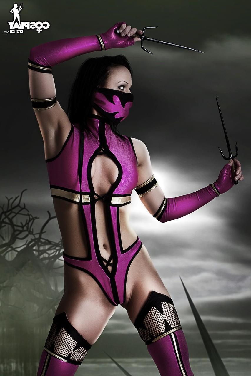 12P Brünette Cosplayerin zieht ihr Outfit mit Strumpfwaren und Armstrümpfen sowie einer Maske aus