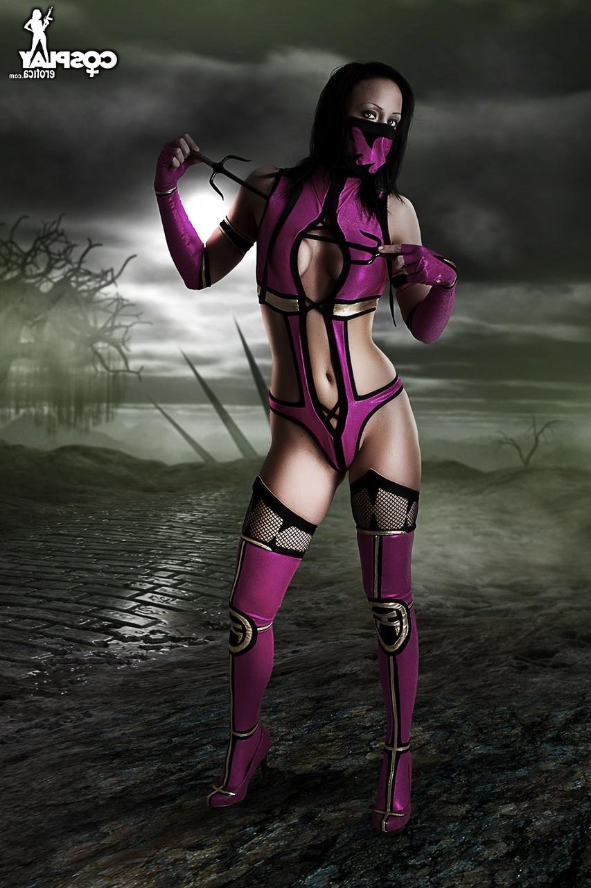 12P Brünette Cosplayerin zieht ihr Outfit mit Strumpfwaren und Armstrümpfen sowie einer Maske aus