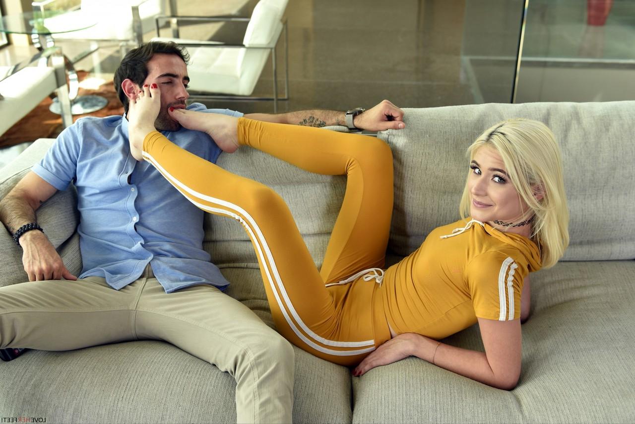 20P Die blonde Teenagerin Jessie Saint wird hart gefickt und ihre Zehen und Muschi werden geleckt