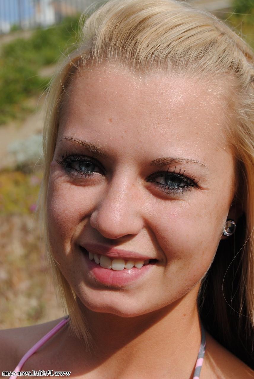 16P Blonde Amateurin entblößt ihre kleinen Titten, bevor sie im Hinterhof ihre kahle Möse zeigt