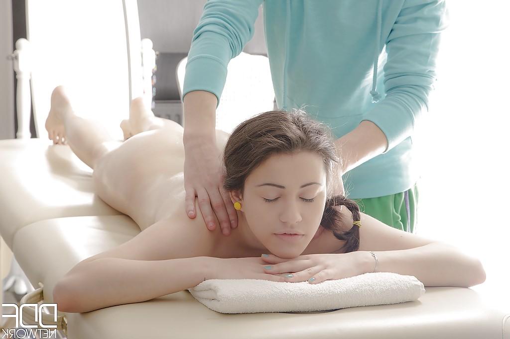 16P Jovem com buceta adolescente raspada perfeita recebe massagem relaxante