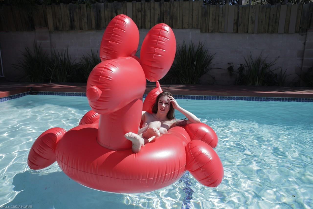 20P A magrinha Anna De Ville tira a roupa e abre as nádegas na piscina