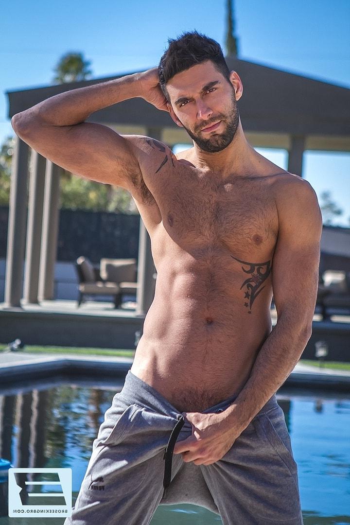 20P Guapos atletas gays teniendo intenso sexo oral y anal junto a la piscina