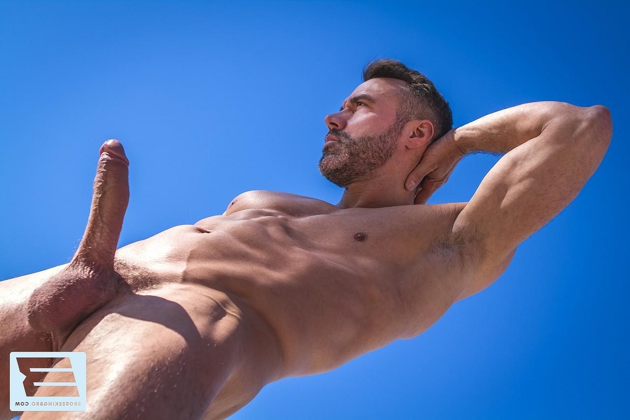 20P Guapos atletas gays teniendo intenso sexo oral y anal junto a la piscina