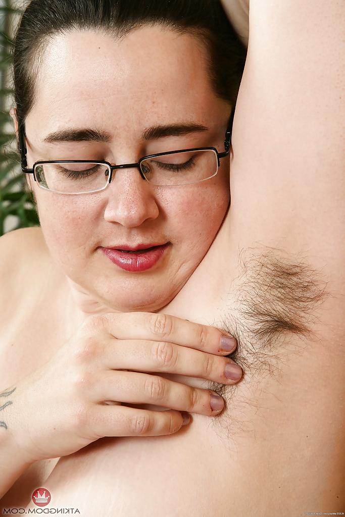 16P Femme mature et pulpeuse dans des lunettes dévoilant ses gros seins et son vagin poilu.