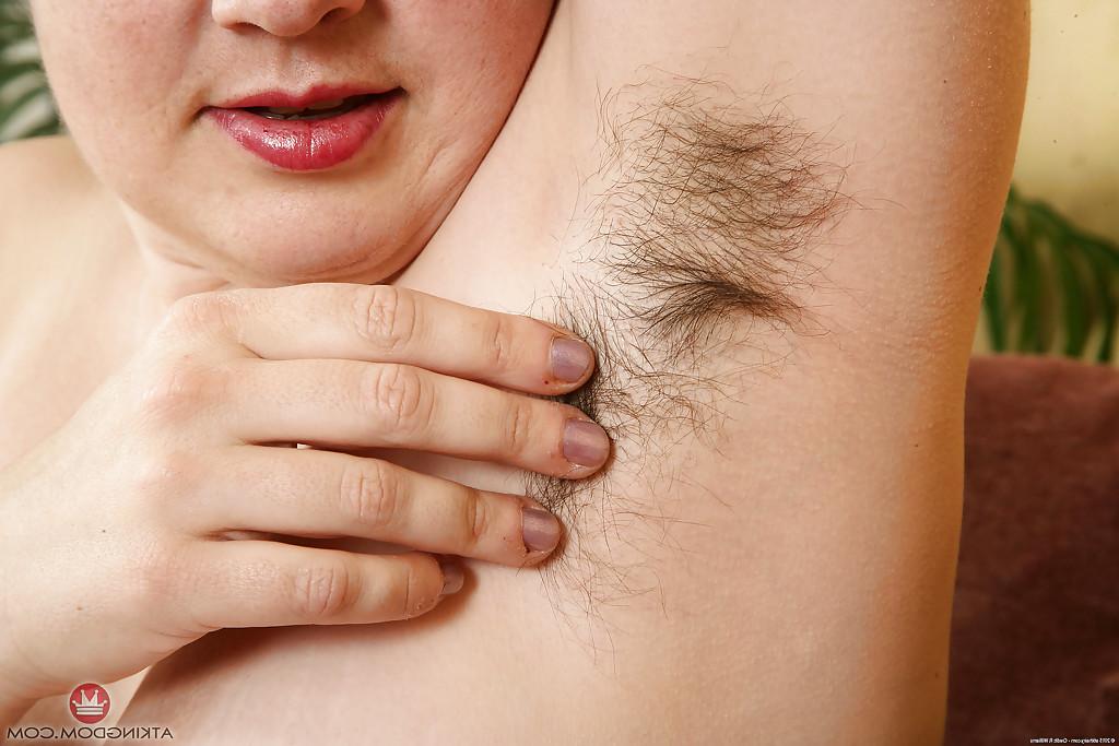 16P Femme mature et pulpeuse dans des lunettes dévoilant ses gros seins et son vagin poilu.
