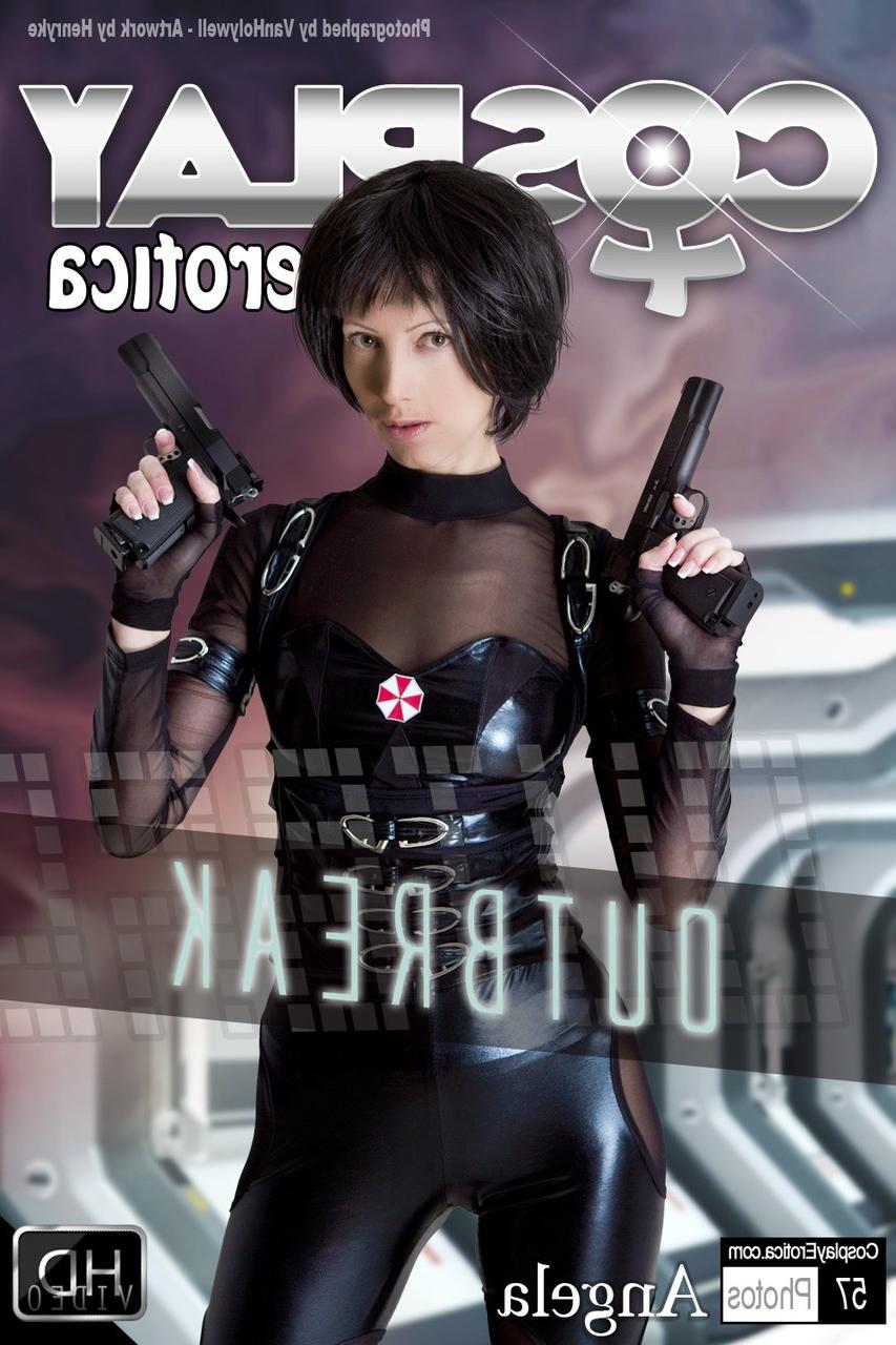 12P Une cosplayeuse aux cheveux courts travaille son corps tonique partiellement libéré de sa tenue