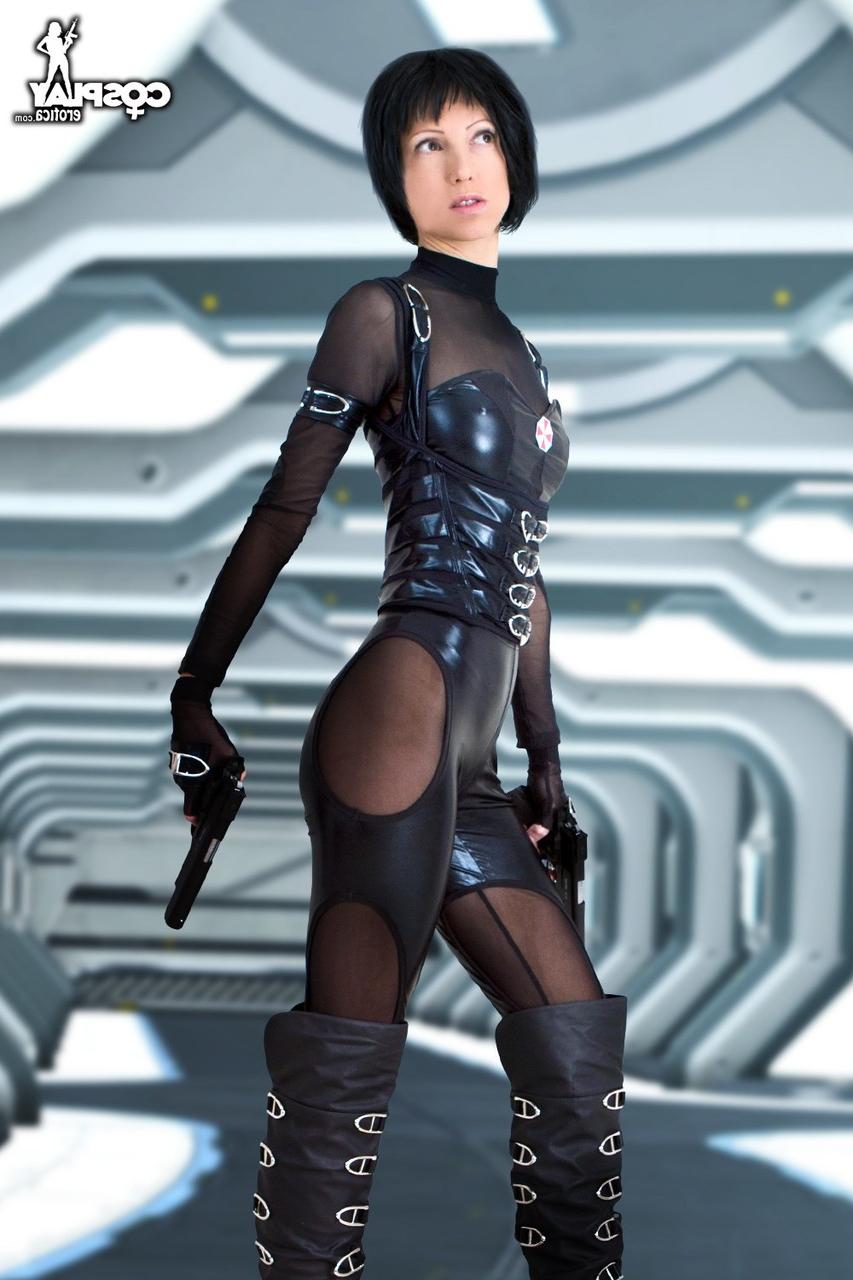 12P Une cosplayeuse aux cheveux courts travaille son corps tonique partiellement libéré de sa tenue