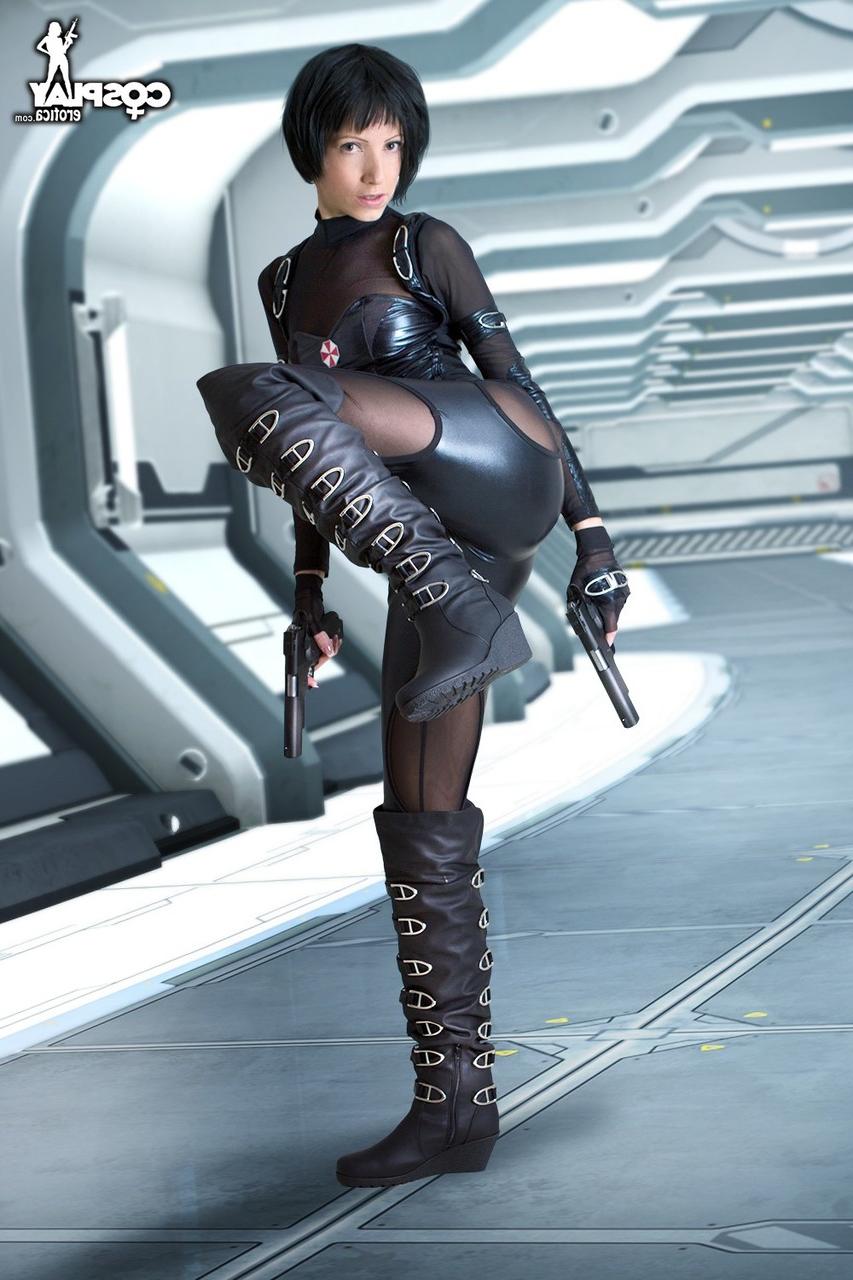 12P Une cosplayeuse aux cheveux courts travaille son corps tonique partiellement libéré de sa tenue