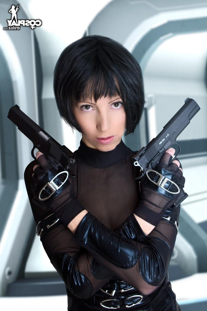 12P Une cosplayeuse aux cheveux courts travaille son corps tonique partiellement libéré de sa tenue