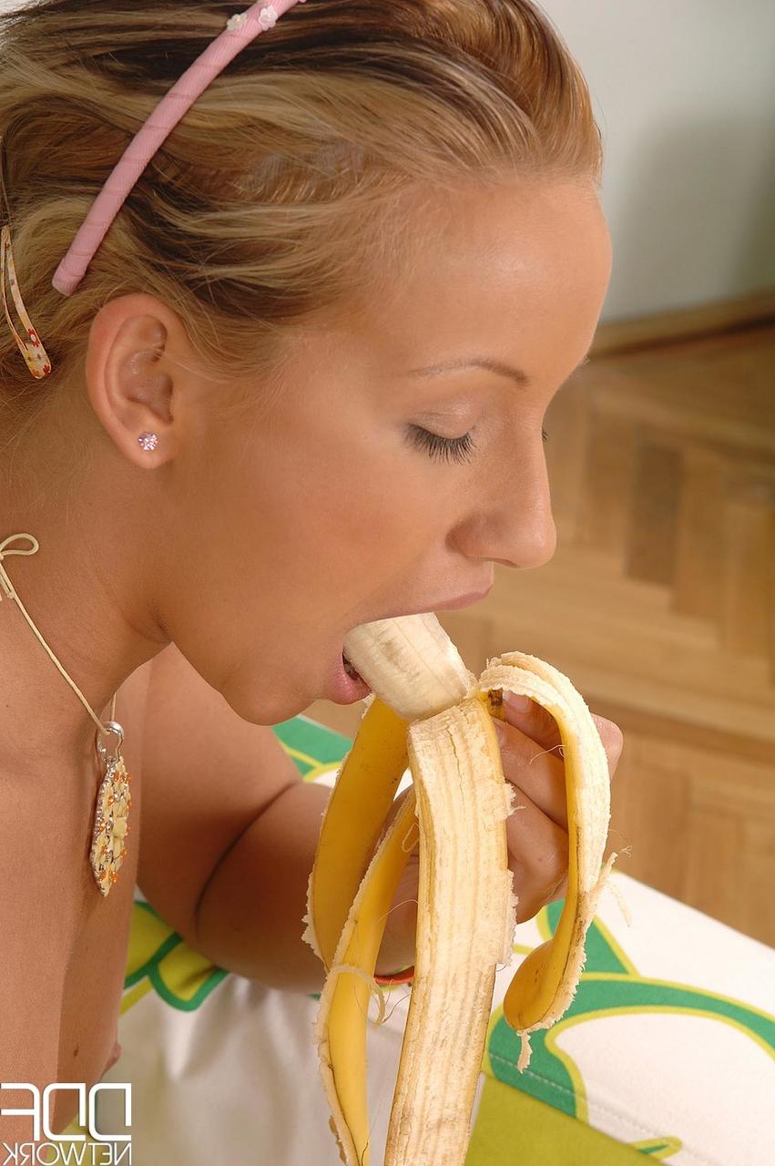 20P Das freche Babe Candy spielt in einem heißen Solo mit einer reifen Banane in ihrer leckeren Muschi