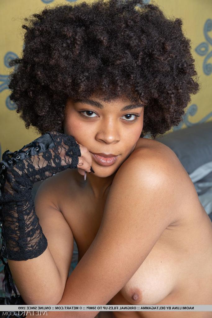 18P A adolescente Ebony Naomi Luna fica nua enquanto usa meias sem dedos