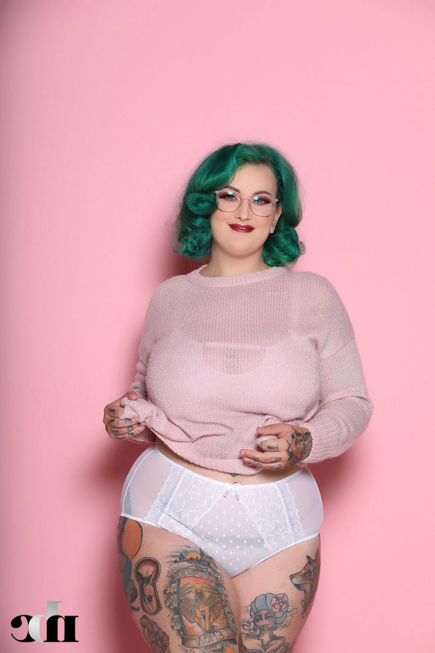 20P La gorda muy bella Galda Lou desnuda su cuerpo curvilíneo muy tatuado