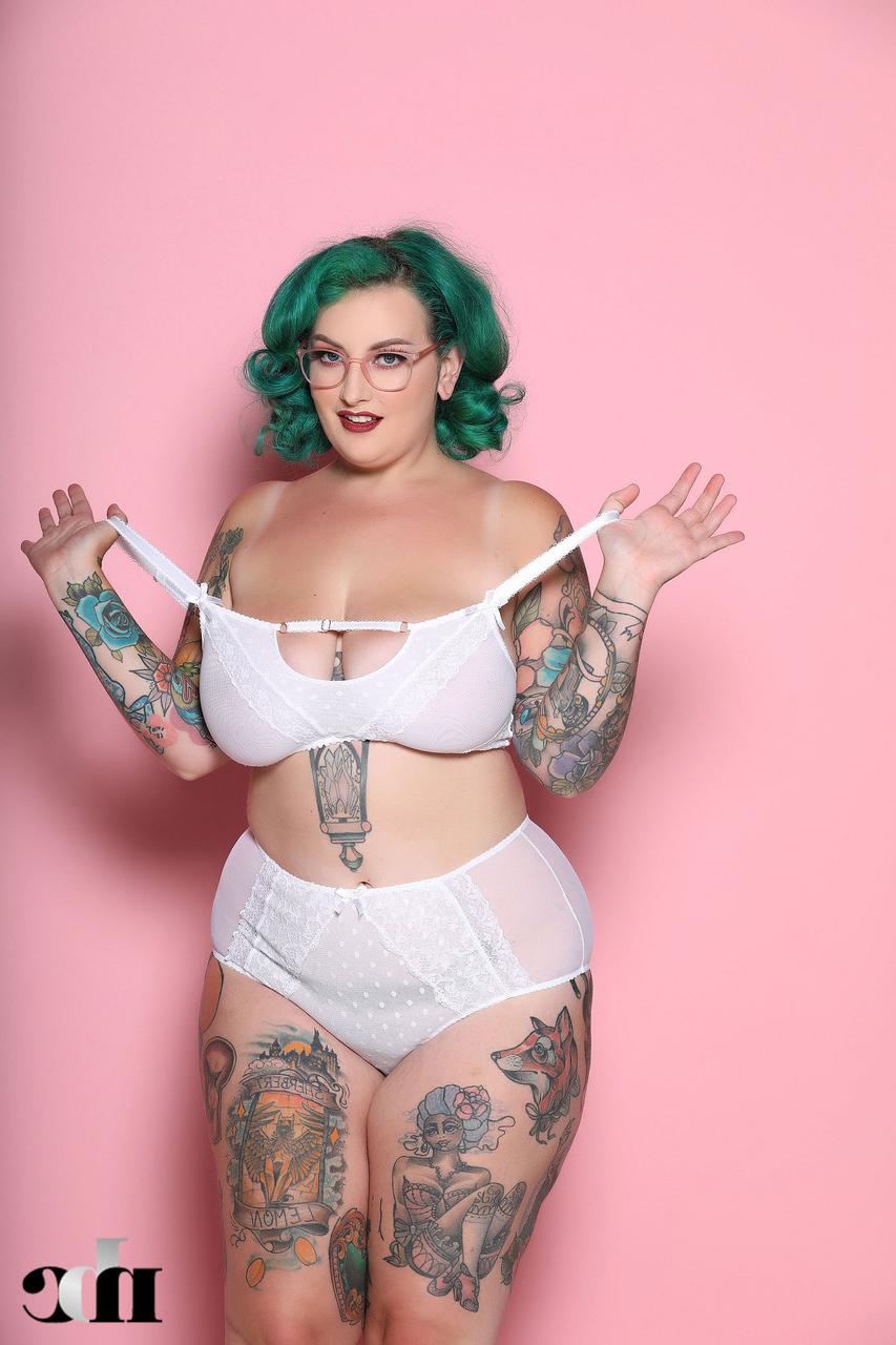 20P La gorda muy bella Galda Lou desnuda su cuerpo curvilíneo muy tatuado
